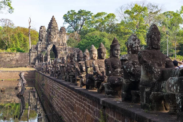 Caras de piedra en Bayon, templo Angkor Thom, foco selectivo de luz del atardecer. Concepto de meditación budista, destino turístico mundialmente famoso, turismo de Camboya . — Foto de Stock