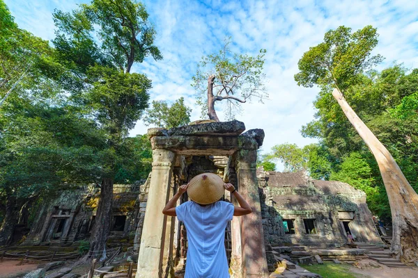 Turist Ta Prohm ünlü orman ağacı kökleri Angkor tapınaklar kucaklayan bakarak, insan binalarına karşı doğanın intikamı, seyahat hedef Kamboçya. — Stok fotoğraf