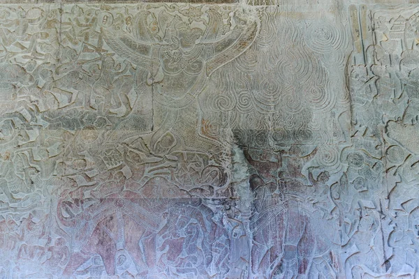 Famoso reflief bas scolpito nel muro del tempio di Angkor Wat, patrimonio mondiale e sito turistico più visitato, Cambogia. Dettagli, primo piano di epiche battaglie scultura rupestre . — Foto Stock