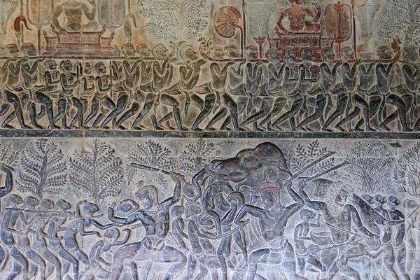 Berühmte Bas Reflief in der Wand des Tempels Angkor Wat, Welterbe und meistbesuchte Touristenattraktion, Kambodscha geschnitzt. Details, Nahaufnahme epischer Schlachten. — Stockfoto