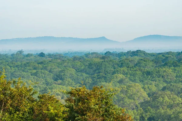 Bosque tropical extenso paisaje en Camboya. Niebla y niebla bajo la colina y la cordillera en el horizonte . —  Fotos de Stock