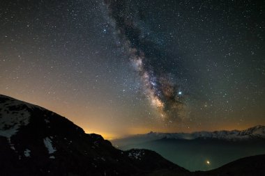 Samanyolu galaksi yıldız üzerinde Alps, Mars ve Jüpiter gezegeni, karlı dağ silsilesi, astro gece gökyüzü saatimizi