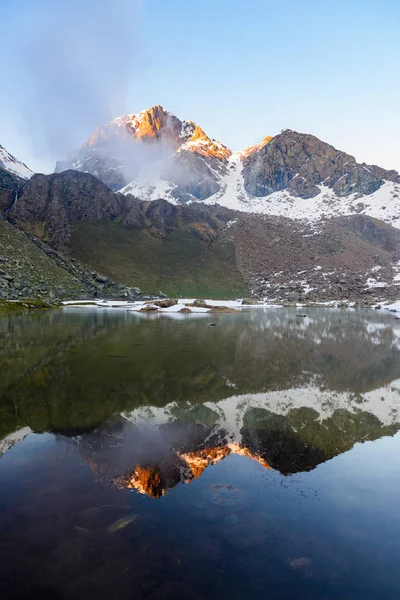 Yüksek irtifa görkemli kayalık dağ zirveleri ile pastoral arazi dağ gölü. Uzun pozlama alacakaranlıkta. Alpler üzerinde geniş açılı görünüş. — Stok fotoğraf