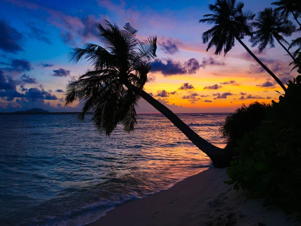 Lever de soleil ciel spectaculaire sur la mer, plage désertique tropicale, personne, nuages orageux, destination de voyage, Indonésie Îles Banyak Sumatra — Photo