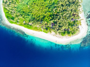 Havadan yukarıdan aşağıya görünüm Banyak Adaları Sumatra tropikal takımadalar Endonezya, mercan resifi beyaz kum plaj plaj turkuaz su. Seyahat hedef, dalış şnorkel, kirlenmemiş çevre ecosyst
