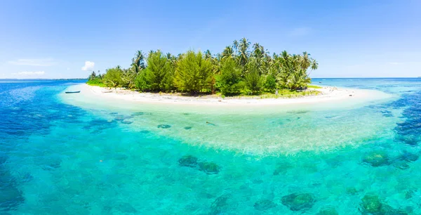 Vista aérea Ilhas Banyak Arquipélago tropical de Sumatra Indonésia, praia de recifes de coral água azul-turquesa. Destino de viagem, mergulho snorkeling, ecossistema ambiente não contaminado — Fotografia de Stock