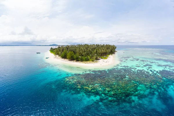Aerial view Banyak Islands Sumatra tropical archipelago Indonesia, coral reef beach turquoise water. Travel destination, diving snorkeling, uncontaminated environment ecosystem — Stock Photo, Image