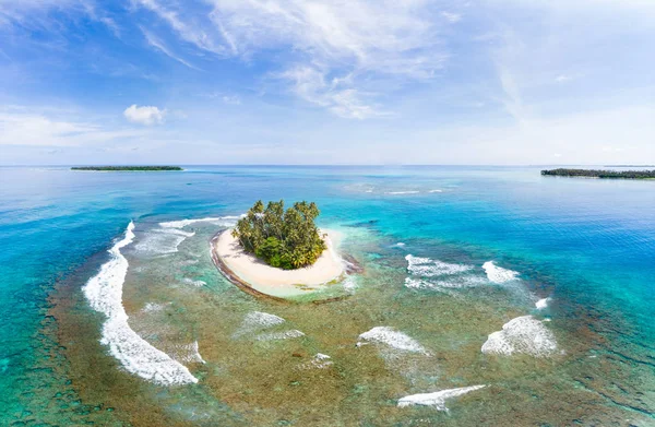 Légifotók banyak-szigetek Szumátra trópusi Indonézia, korallzátony strand türkiz víz. Úticél, búvárkodás snorkeling, szennyezett környezet ökoszisztéma — Stock Fotó