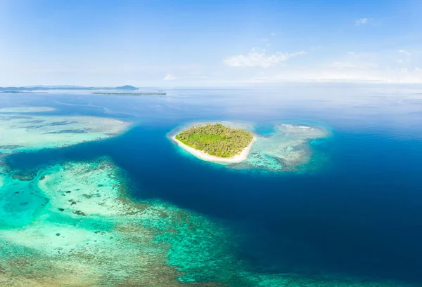 Aerial view Banyak Islands Sumatra tropical archipelago Indonesia, coral reef beach turquoise water. Travel destination, diving snorkeling, uncontaminated environment ecosystem — Stock Photo, Image