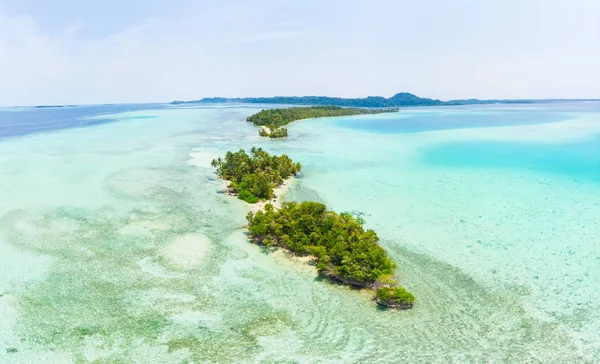 Luftaufnahme Banyak-Inseln Sumatra tropischen Archipels Indonesien, Korallenriff Strand türkisfarbenes Wasser. Reiseziel, Tauchen Schnorcheln, unberührte Umwelt Ökosystem — Stockfoto