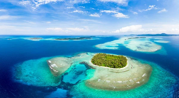 Vue Aérienne Îles Banyak Sumatra archipel tropical Indonésie, récif corallien plage eau turquoise. Destination de voyage, plongée avec tuba, écosystème de l'environnement non contaminé — Photo