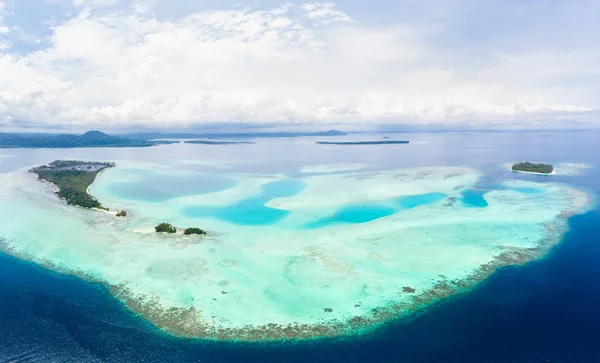 Vista aérea Islas Banyak Sumatra archipiélago tropical Indonesia, arrecife de coral playa de agua turquesa. Destino de viaje, buceo, snorkel, ecosistema ambiental no contaminado — Foto de Stock