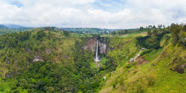Luftaufnahme Sipiso-Piso-Wasserfall in Sumatra, Reiseziel in Berastagi und Tobasee, Indonesien. — Stockfoto