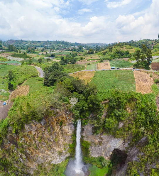 スマトラ島の空中景色 Sipiso 滝、Berastagi の旅行先、鳥羽湖、インドネシア. — ストック写真