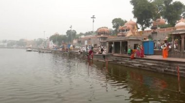 Ujjain, Hindistan - 7 Aralık 2017: Hindu dini için kutsal kasaba Ujjain, Hindistan 'daki kutsal nehirde düzenlenen dini törene katılan insanlar.