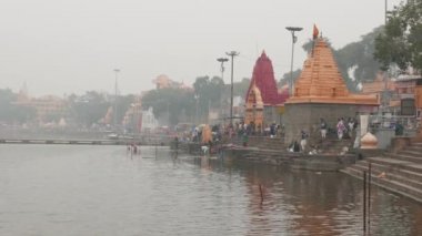 Ujjain, Hindistan - 7 Aralık 2017: Hindu dini için kutsal kasaba Ujjain, Hindistan 'daki kutsal nehirde düzenlenen dini törene katılan insanlar.