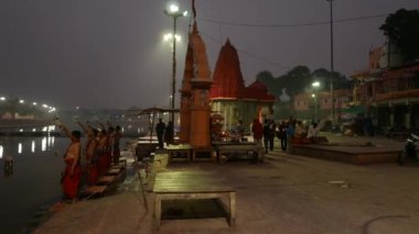 Ujjain, Hindistan - 7 Aralık 2017: Ujjain kutsal nehir üzerinde gece dini töreni, Hindistan, Hindu dini için kutsal şehir.