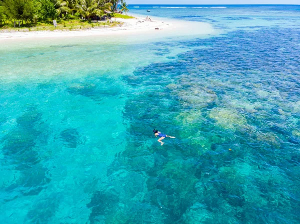 Mulher aérea snorkeling no recife de coral mar tropical caribenho, água azul-turquesa. Indonésia Ilhas Banyak Sumatra, destino de viagem de mergulho turístico. — Fotografia de Stock