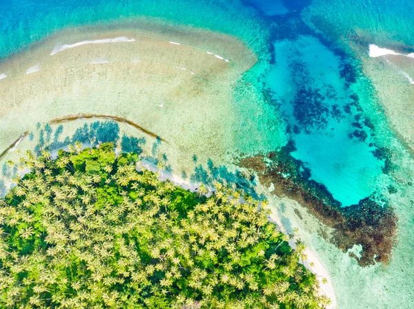 Вид сверху вниз с воздуха тропический архипелаг Баньяк острова Суматра Индонезия, коралловый риф белый песчаный пляж бирюзовая вода. Туристическое направление, подводное плавание с маской и трубкой, экологическая чистота окружающей среды — стоковое фото