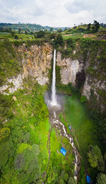 Luftaufnahme Sipiso-Piso-Wasserfall in Sumatra, Reiseziel in Berastagi und Tobasee, Indonesien. — Stockfoto