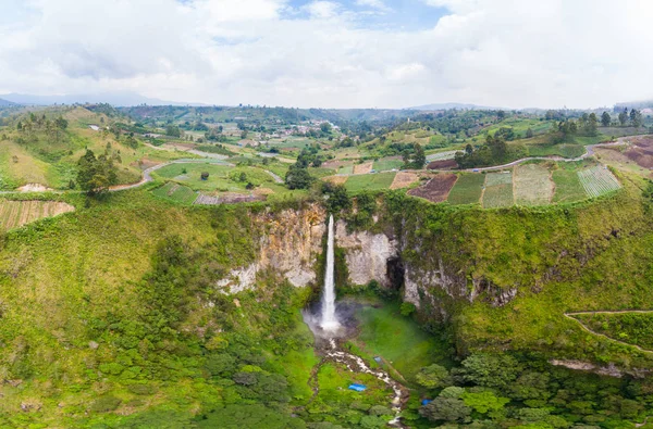 Vista aérea Cascada de Sipiso-piso en Sumatra, destino turístico en Berastagi y el lago Toba, Indonesia . — Foto de Stock