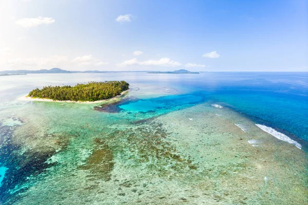 Luftaufnahme Banyak-Inseln Sumatra tropischen Archipels Indonesien, Korallenriff Strand türkisfarbenes Wasser. Reiseziel, Tauchen Schnorcheln, unberührte Umwelt Ökosystem — Stockfoto