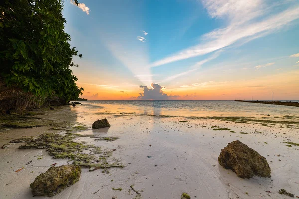 海の日の出劇的な空、熱帯の砂漠のビーチ、人なし、嵐の雲、旅行先、インドネシアバニャック諸島スマトラ — ストック写真