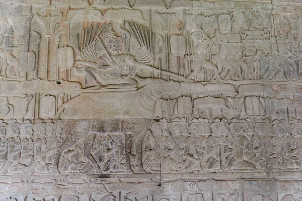 Beroemde bas reflief uitgehouwen in de muur van Angkor Wat tempel, werelderfgoed en meest bezochte toeristische site, Cambodja. Details, close-up van epische gevechten Rock Carving. — Stockfoto