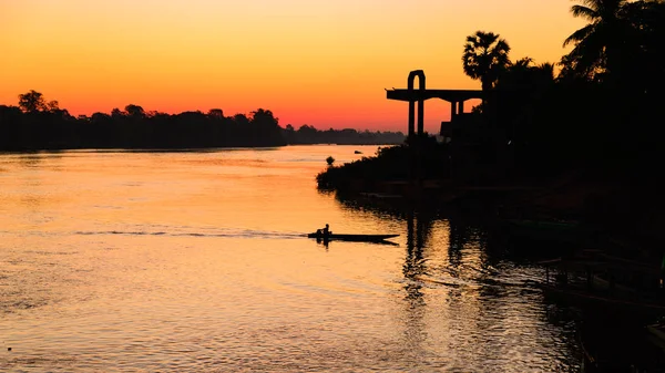 Mekong River 4000 islands Laos, sunrise dramatic sky, mist fog on water, famous travel destination backpacker in South East Asia — Stock Photo, Image