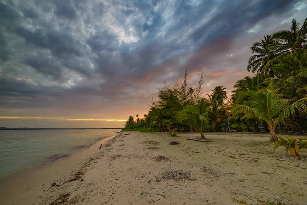 日落戏剧性的天空在海上,热带沙漠海滩,没有人,五颜六色的云彩,旅游目的地,印度尼西亚班尼亚克群岛苏门答腊 — 图库照片