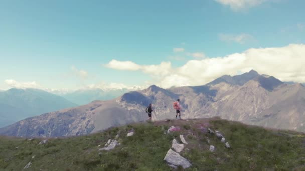 Cámara Lenta Aérea Par Mochileros Senderismo Cima Montaña Paisaje Escénico — Vídeo de stock