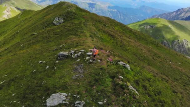 山の上にカップルバックパッカーのハイキング 風光明媚な風景です アルプスの夏の冒険 成功を征服成熟した大人が楽しい健康フィットネスを持っている — ストック動画
