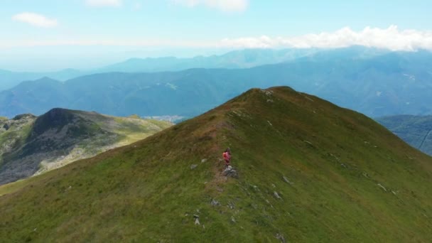 Aéreo Casal Mochileiros Caminhadas Topo Montanha Paisagem Cênica Aventuras Verão — Vídeo de Stock