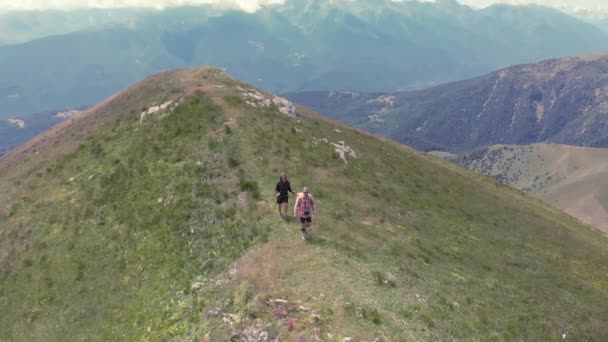 Antenn Slow Motion Par Backpackers Vandring Bergstopp Naturskönt Landskap Sommaräventyr — Stockvideo