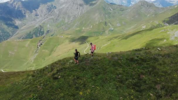 Luchtfoto Paar Backpackers Wandelen Bergtop Schilderachtig Landschap Zomer Avonturen Alpen — Stockvideo