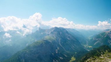 Alpler'deki karla kaplı dağ zirvelerinin panoraması. Bardonecchia İtalya ve Nevache Fransa'da yeşil vadiler. Pastoral sahne, berrak mavi gökyüzü, temiz kirlenmemiş ortam.
