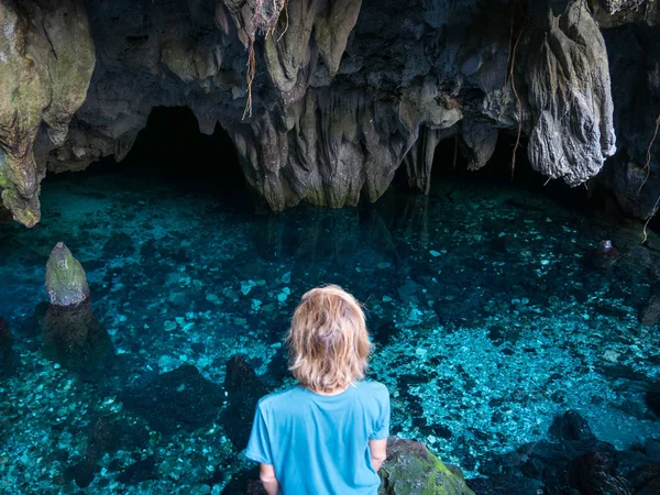 Mujer en el lago natural dentro de la cueva. Reflejo colorido, agua turquesa transparente, aventuras de verano. Destino turístico, Islas Kei, Molucas, Indonesia . — Foto de Stock