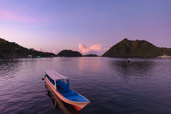 Sunset perahu kayu laut tropis di Kepulauan Banda. Indonesia Kepulauan Maluku. Tujuan perjalanan atas, menyelam terbaik snorkeling, gunung berapi . — Stok Foto