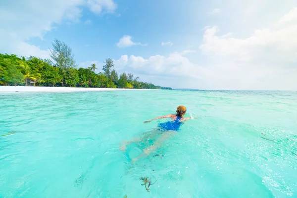 Žena plavající v karibské mořské tyrkysové průhledné vodě. Tropická pláž na ostrovech Kei Moluccas, letní turistická destinace v Indonésii. — Stock fotografie