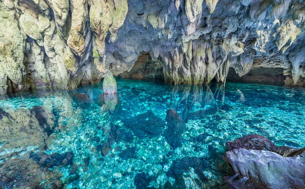 石灰岩洞穴内的天然湖泊。五颜六色的反射，碧绿透明的水，夏季冒险。旅游目的地， 基岛， 摩鹿卡岛， 印度尼西亚. — 图库照片