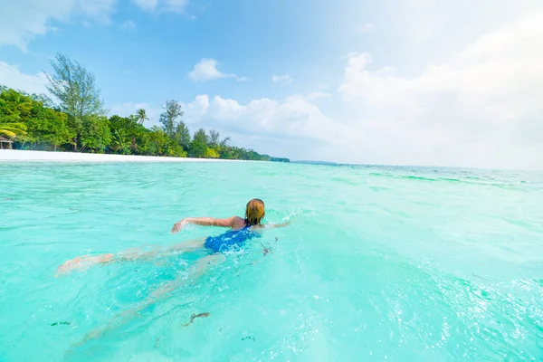 Karayip deniz turkuazında yüzen kadın şeffaf su. Kei Adaları Moluccas 'taki tropik plaj, Endonezya' daki yaz turizm beldesi. — Stok fotoğraf