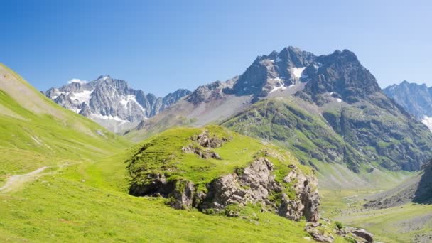 Panorama Van Grote Hoogte Bergtoppen Alpen Groene Valleien Gletsjers Het — Stockvideo