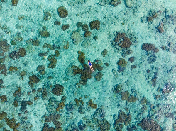 Gente aérea de arriba abajo haciendo snorkel en el arrecife de coral mar tropical caribeño, agua azul turquesa. Indonesia archipiélago de Wakatobi, parque nacional marino, destino turístico de viaje de buceo — Foto de Stock