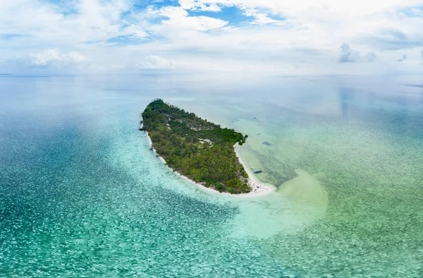 Vista aérea tropical praia ilha recife caribe mar. Indonésia Arquipélago de Wakatobi, Ilha Tomia, parque nacional marinho. Top destino turístico de viagens, melhor mergulho snorkeling . — Fotografia de Stock