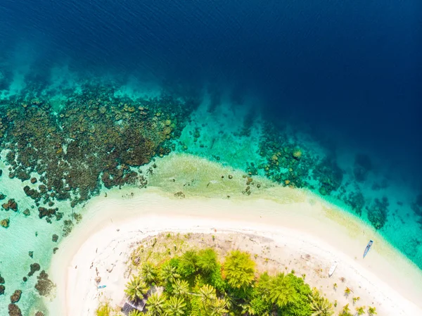 Antenn uppifrån och ner se banyak öar Sumatra tropisk skärgård Indonesien, korallrev vit sandstrand strand turkos vatten. Resmål, Dykning Snorkling, oförorenad miljö ecosyst — Stockfoto