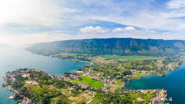 Aerial: lake Toba and Samosir Island view from above Sumatra Indonesia. Huge volcanic caldera covered by water, traditional Batak villages, green rice paddies, equatorial forest. — Stock Photo, Image