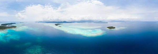 Vista aérea Islas Banyak Sumatra archipiélago tropical Indonesia, arrecife de coral playa de agua turquesa. Destino de viaje, buceo, snorkel, ecosistema ambiental no contaminado — Foto de Stock