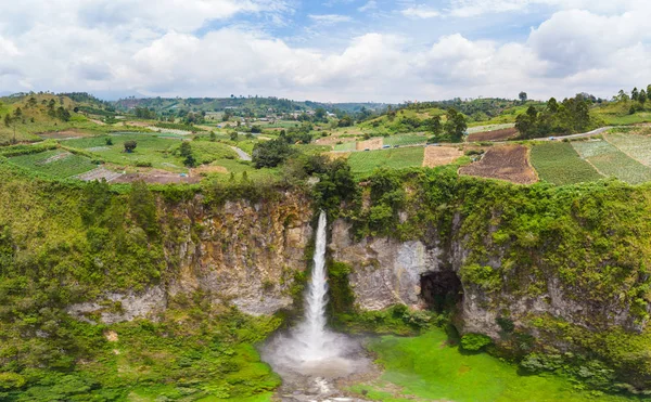Letecký výhled Sipiso-Piso vodopád na Sumatře, cesta k cíli v Berastagi a jezeře Toba v Indonésii. — Stock fotografie
