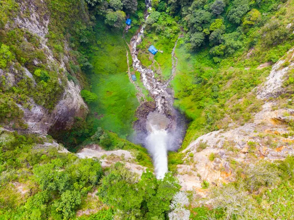 Aerial view Sipiso-piso waterfall in Sumatra, travel destination in Berastagi and Lake Toba, Indonesia. — Stock Photo, Image