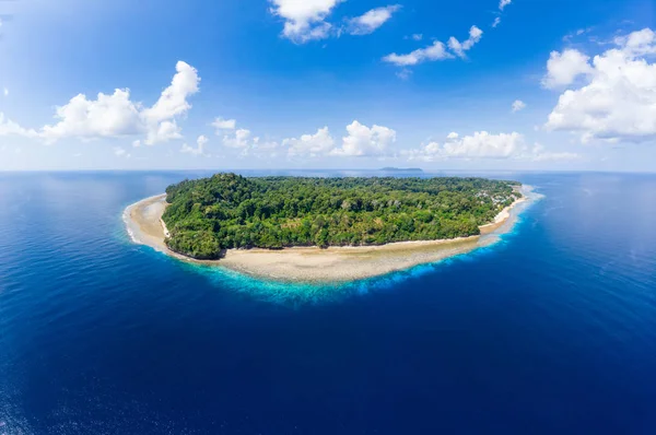 Vista aérea tropical praia ilha recife caribe mar. Indonésia Arquipélago das Molucas, Ilhas Banda, Pulau Ay. Top destino turístico de viagens, melhor mergulho snorkeling . Imagens De Bancos De Imagens